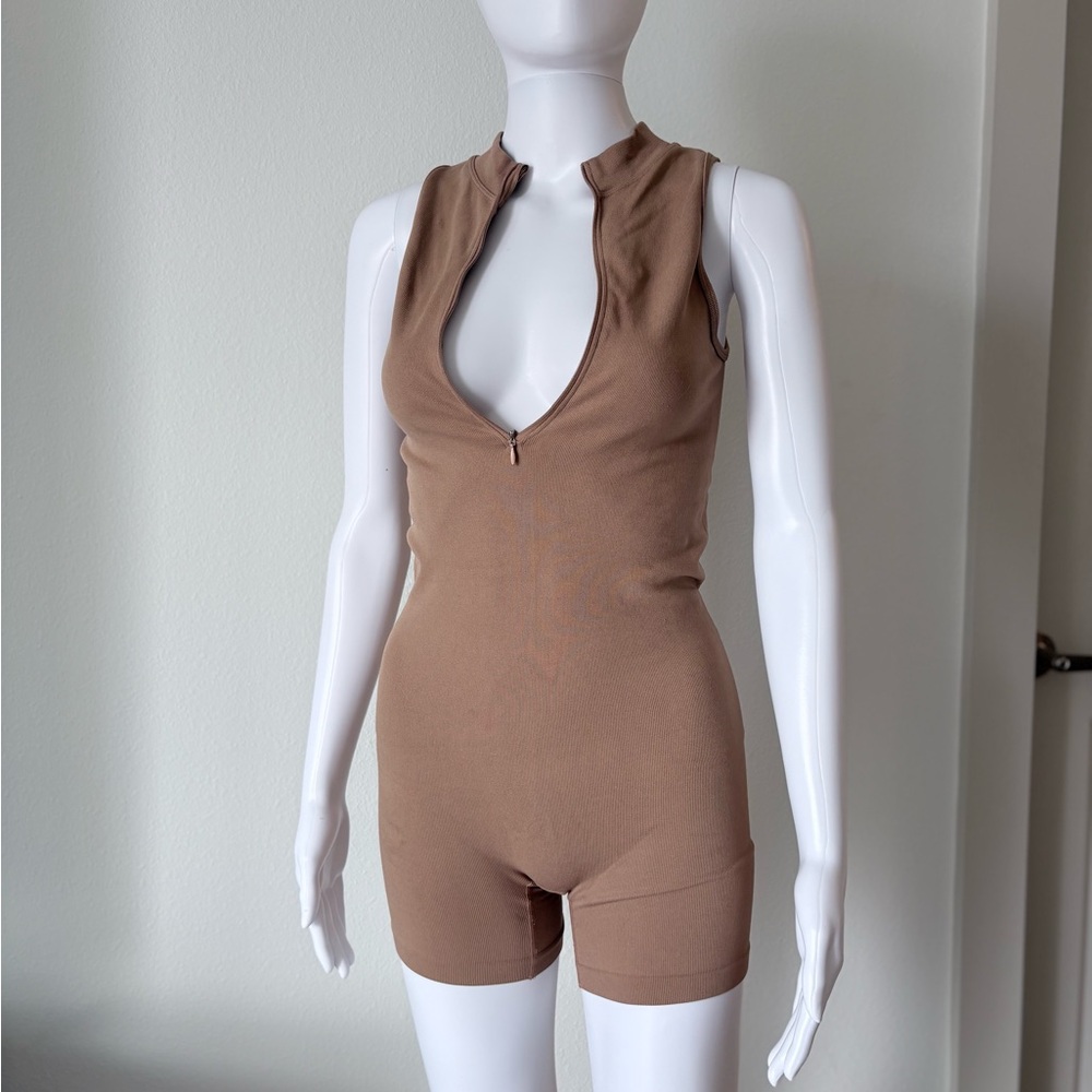 ANWND Zip Front Ribbed Sleeveless Romper | Tan | Bodysuit